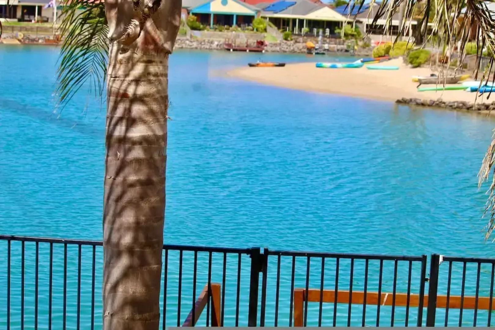 Lakeside Getaway - 4BR Jetty Wi-fi Waterfront