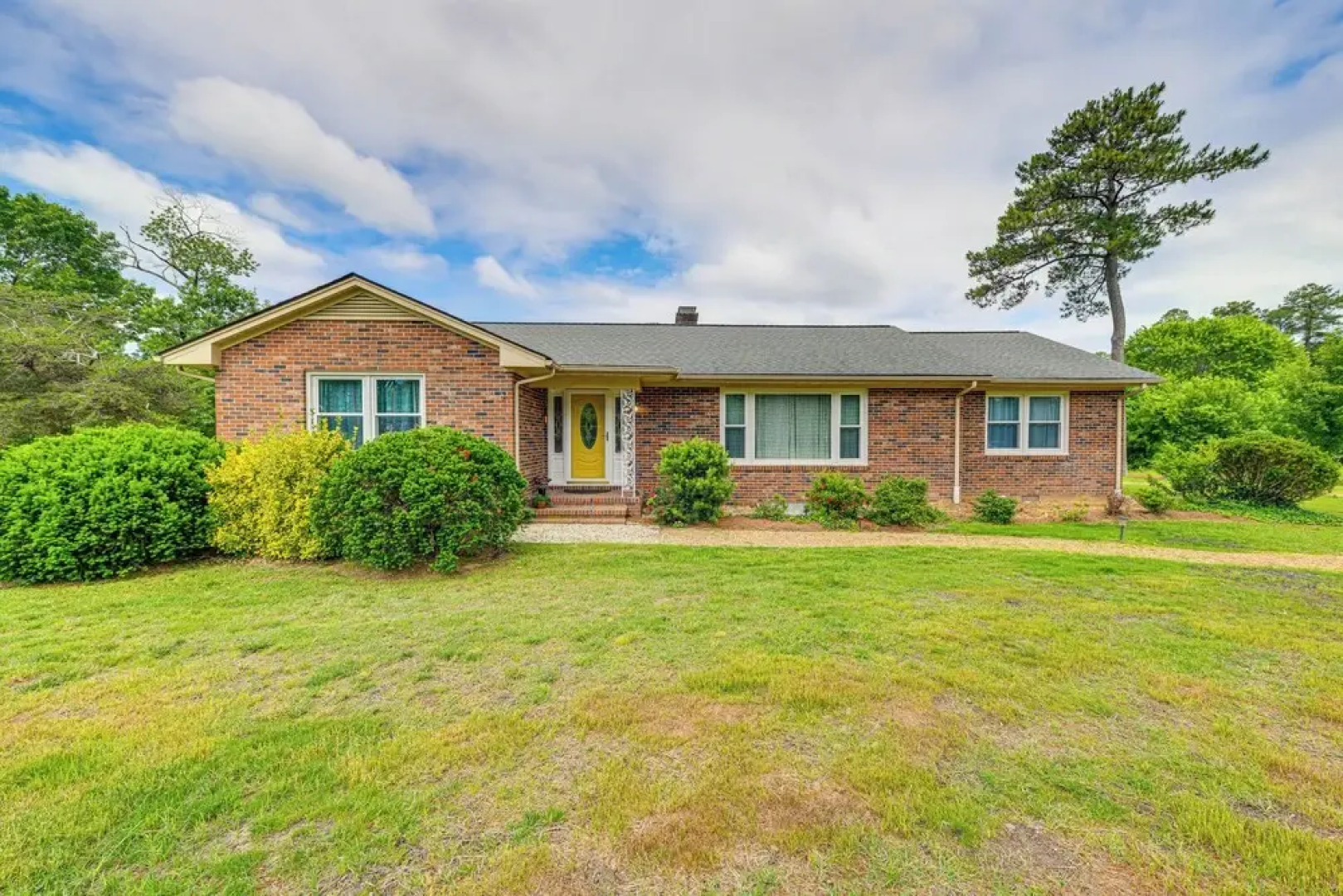 Riverfront Virginia Home - Dock, Fire Pit & Kayaks