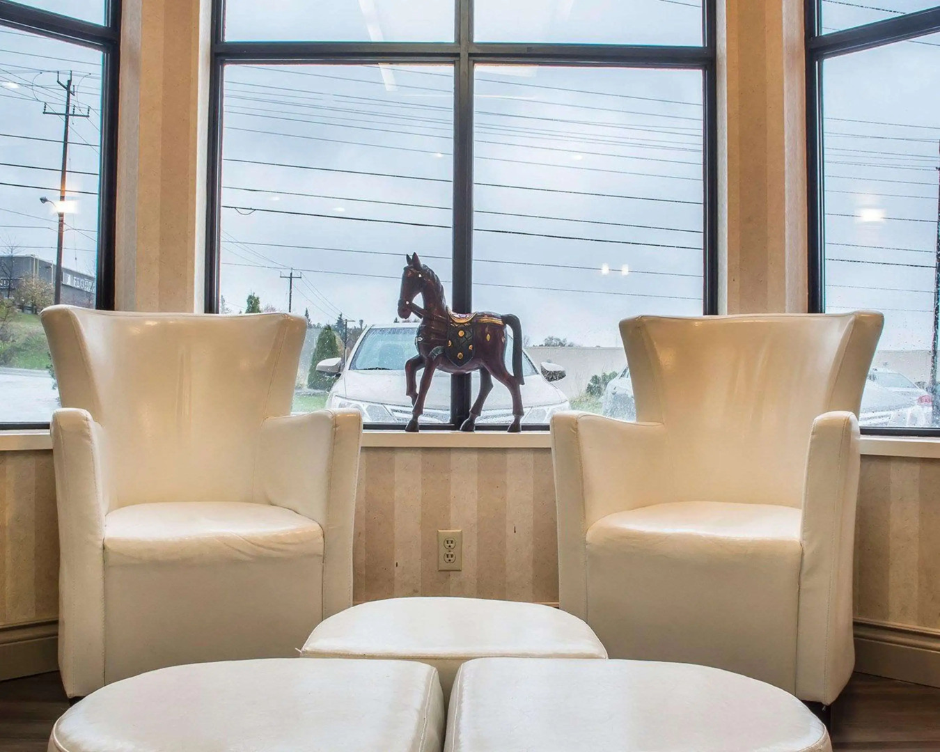 Comfort Hotel & Suites