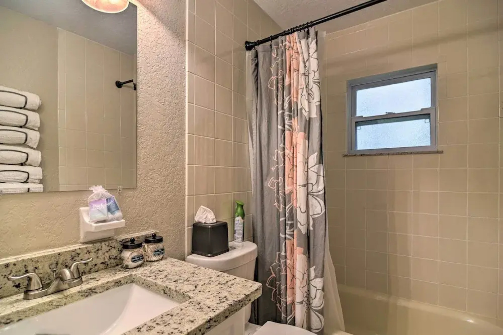 Beach-style Getaway w/ Lanai ~ 4 Mi to Beaches!