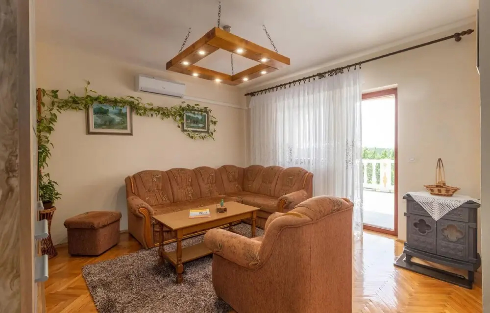 Beautiful Home in Donji Zagon With Wifi and 6 Bedrooms