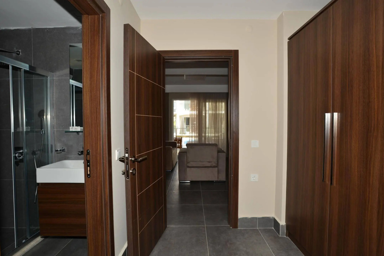 Lighthouse Nadia Aparts