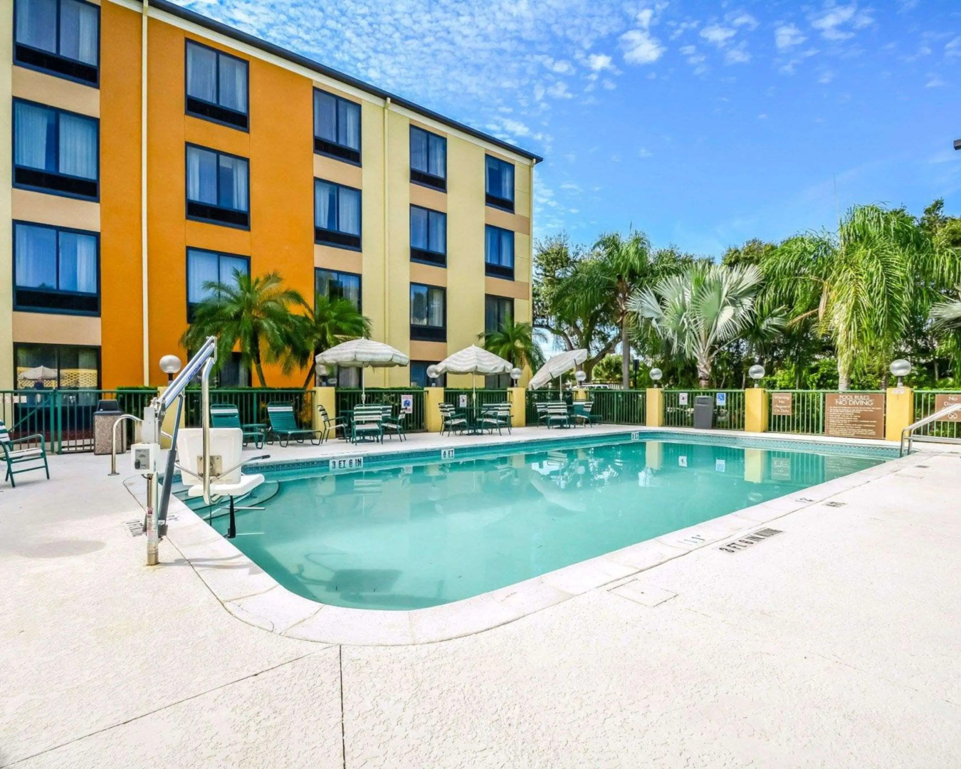 Comfort Suites Tampa - Brandon