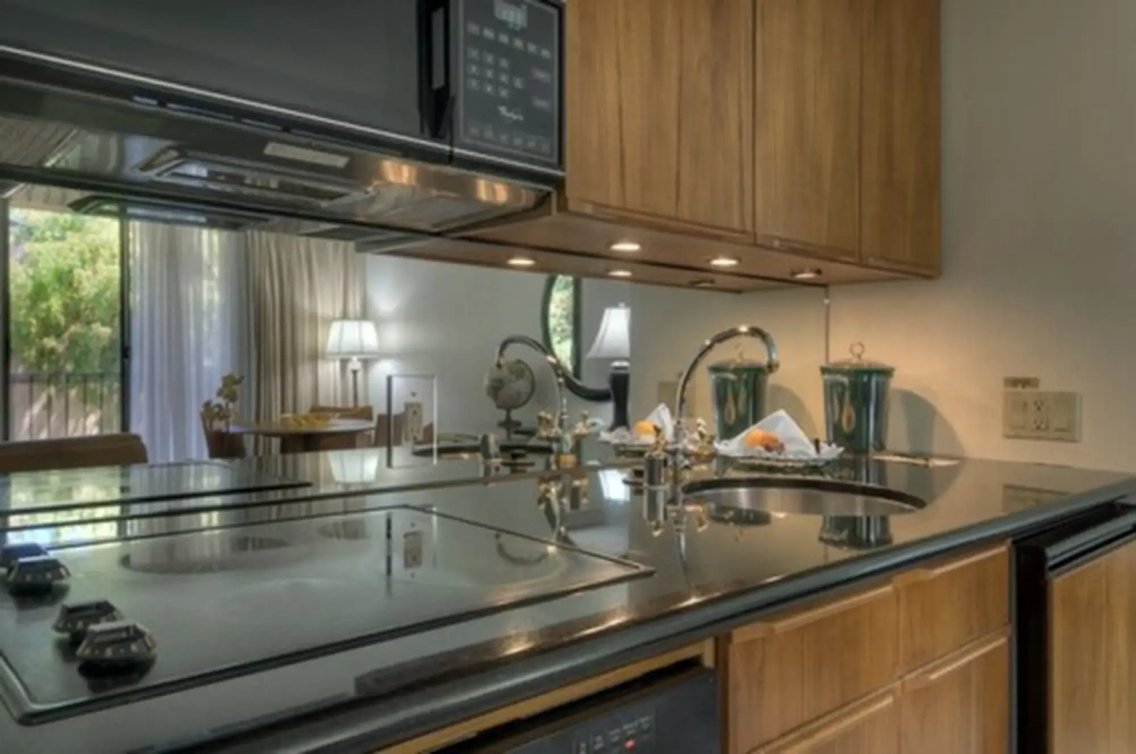 Dinah's Garden Hotel