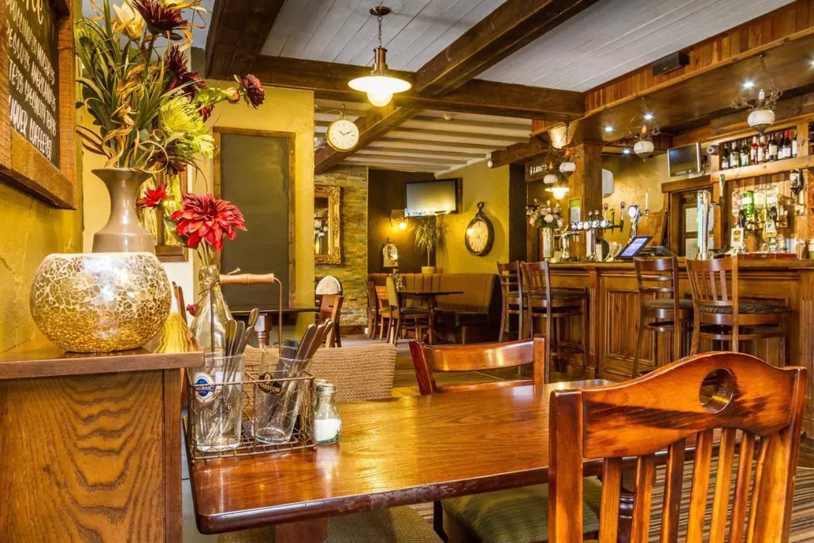 Mayflower bar, eatery & Boutique Inn