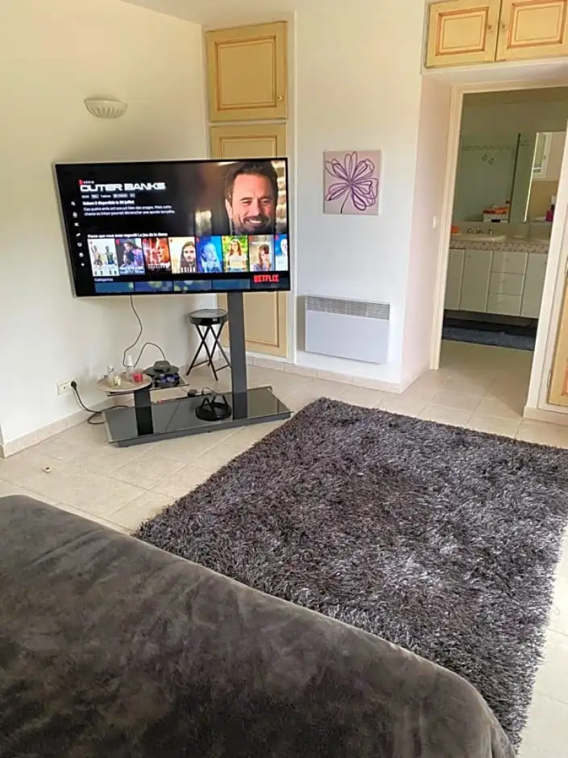 Chambre spacieuse independante dans villa plus parking privee