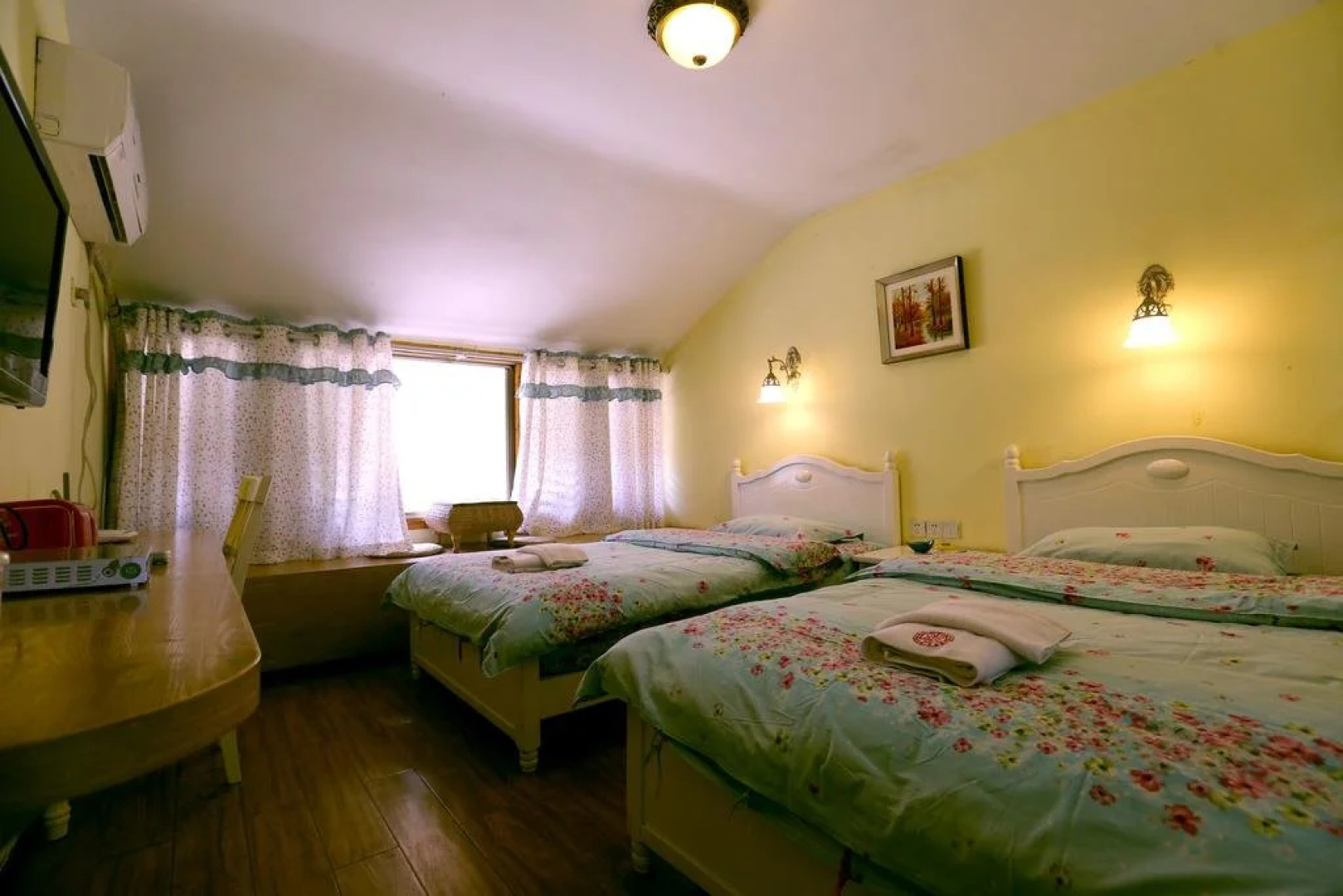 Fenghuang Happy Hotel