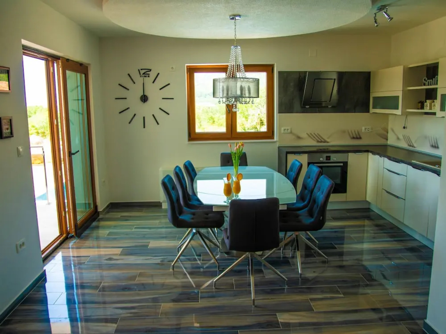 Luxurious Villa with Private Swimming Pool, Hot Tub, Sauna, Lovely Taverne