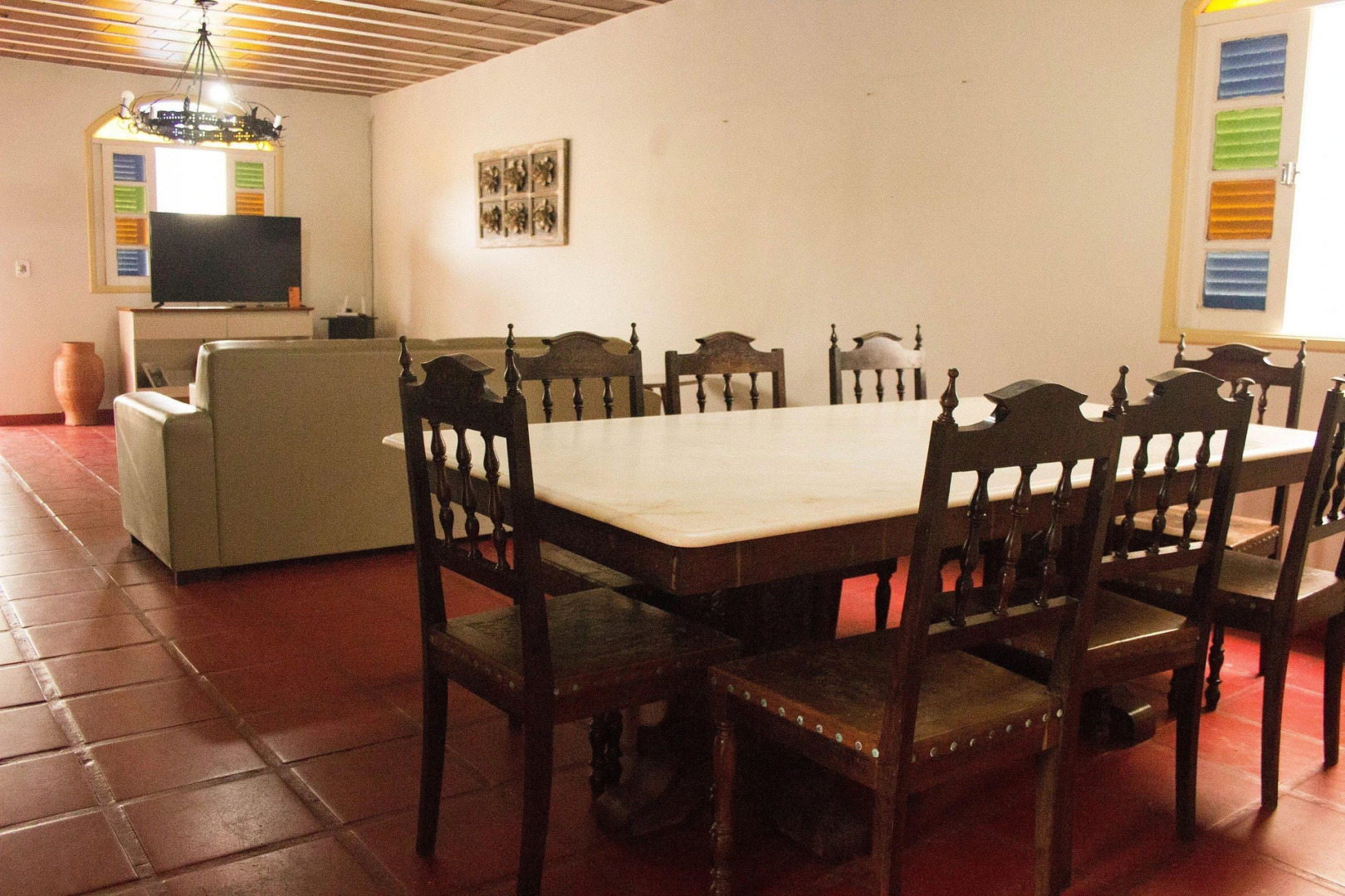 Casa 5 quartos, ampla, a 100 metros da praia. Amigos e família são bem vindos a essa casa. Venha viver momentos inesquecíveis aqui.