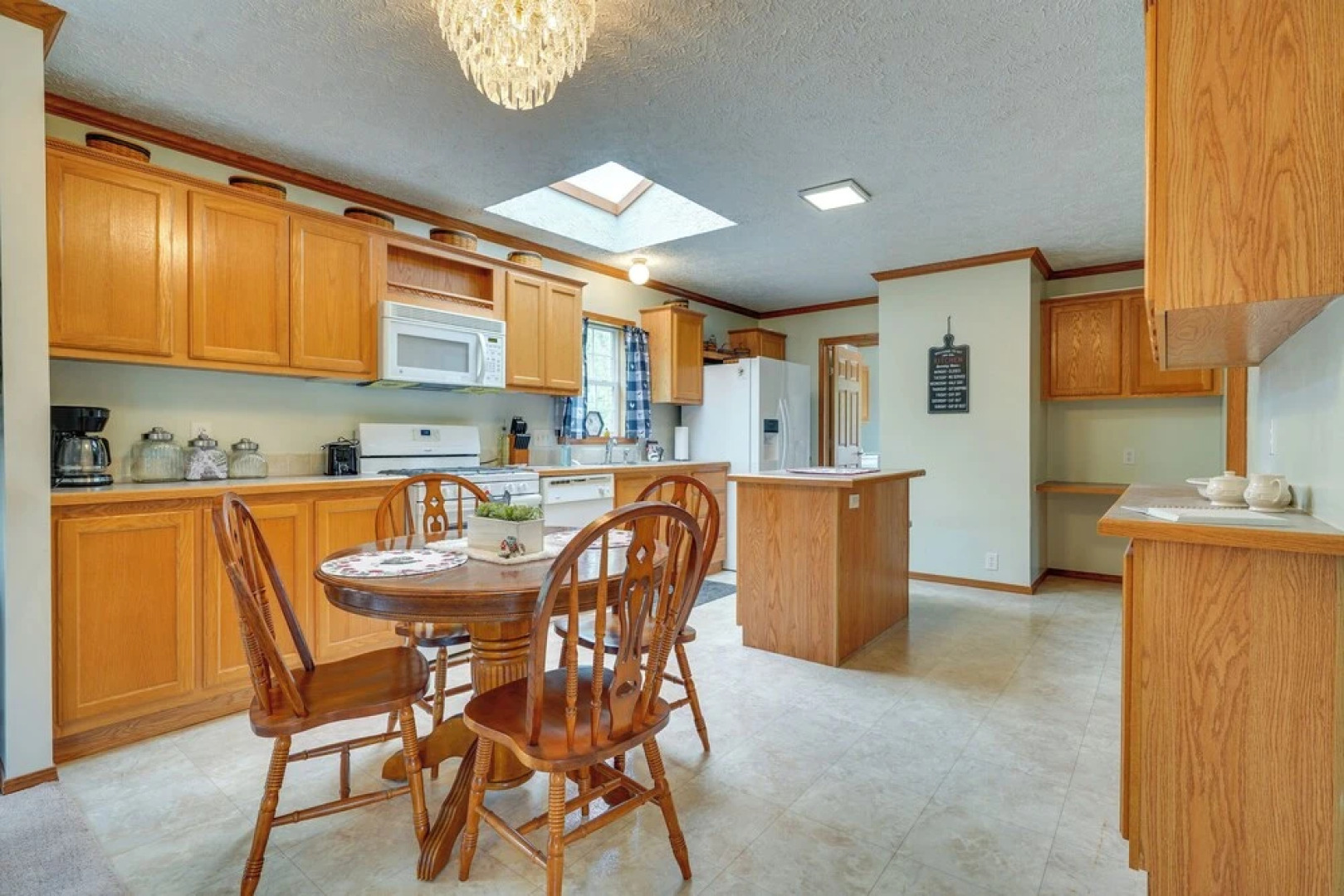 Serene Zanesville Getaway: Hot Tub, 2 Decks!