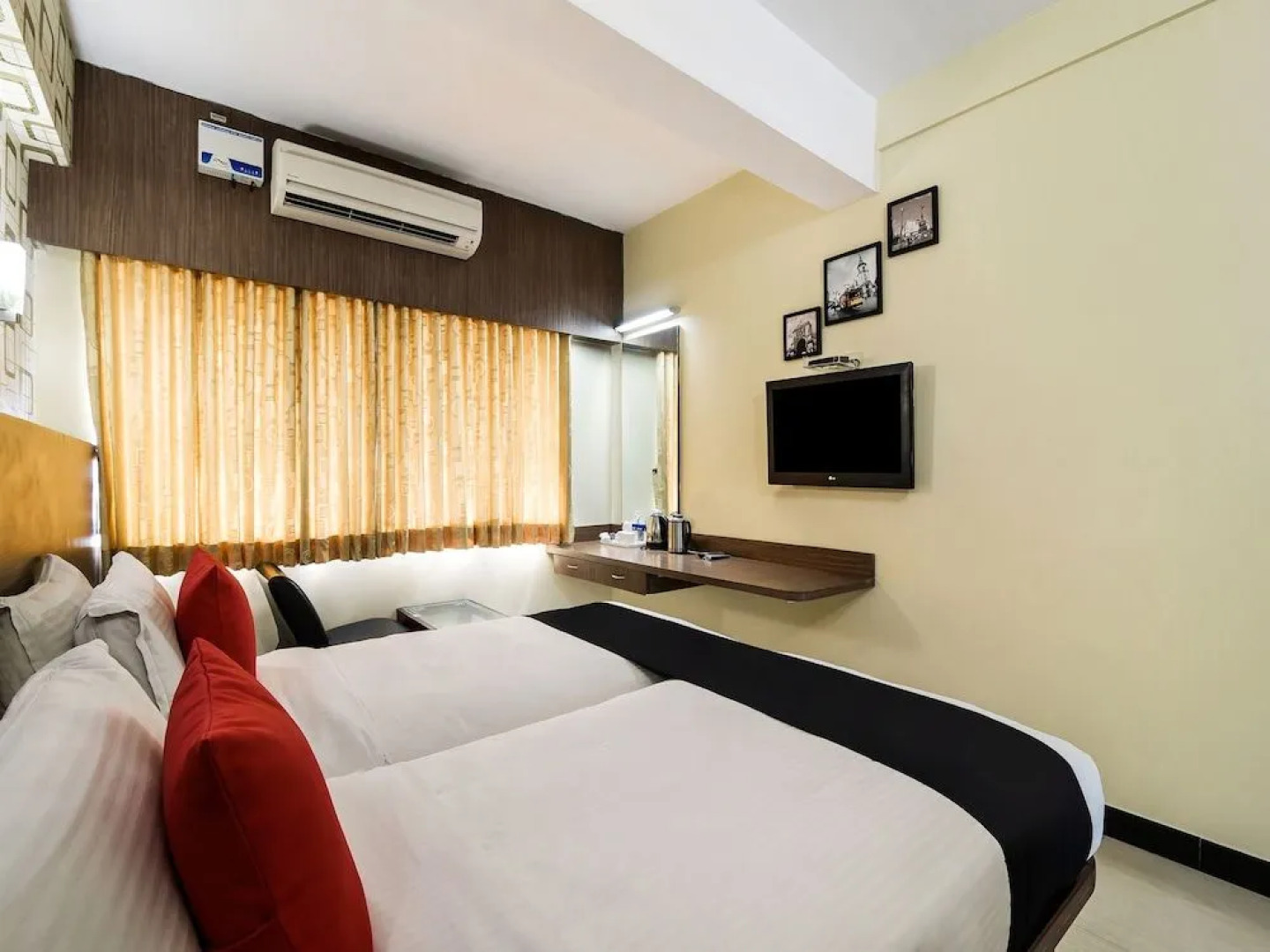 Oyo 11563 Shiva Grand Inn