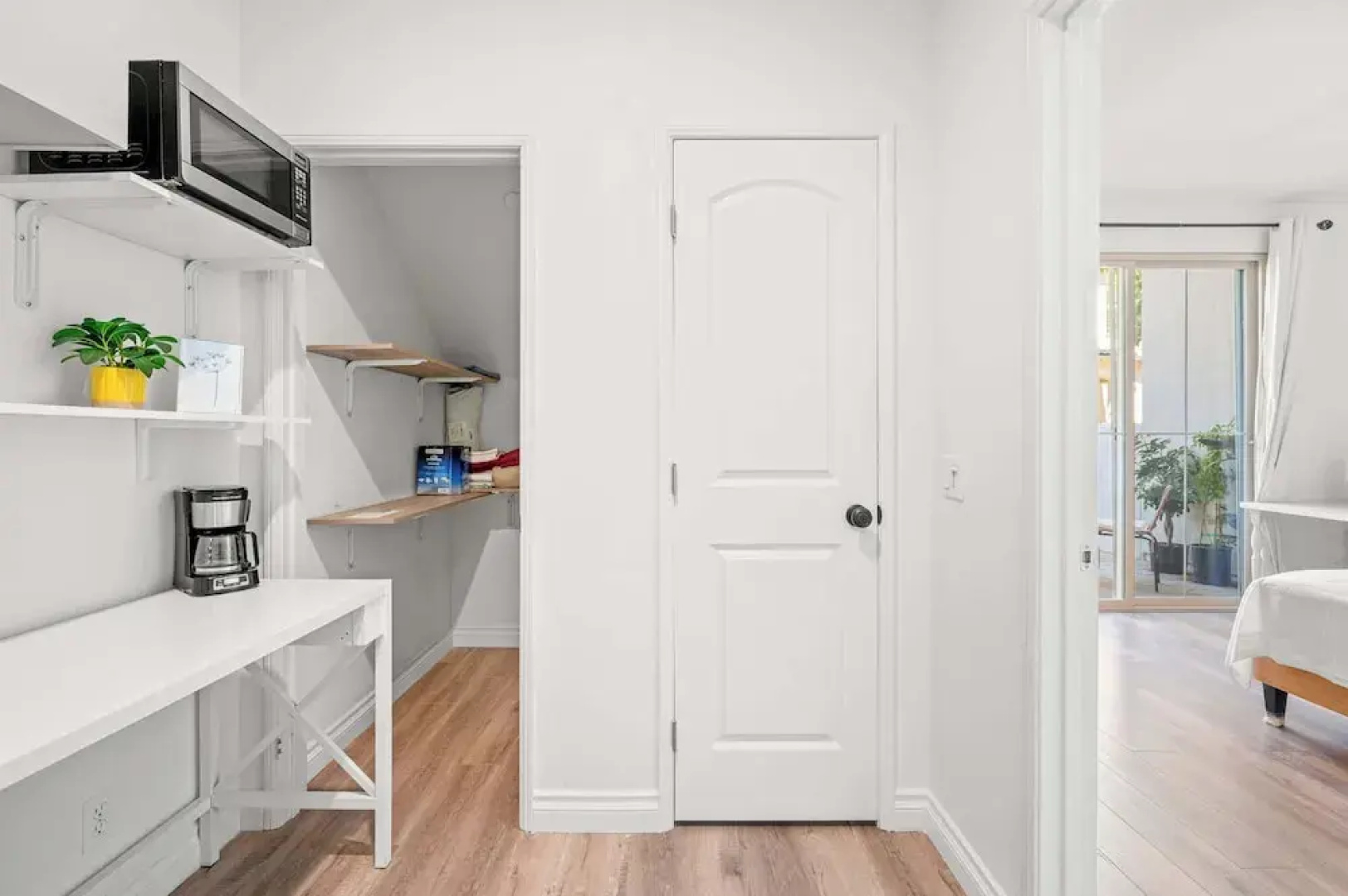Private Entry Suite w Patio Bath Kitchenette