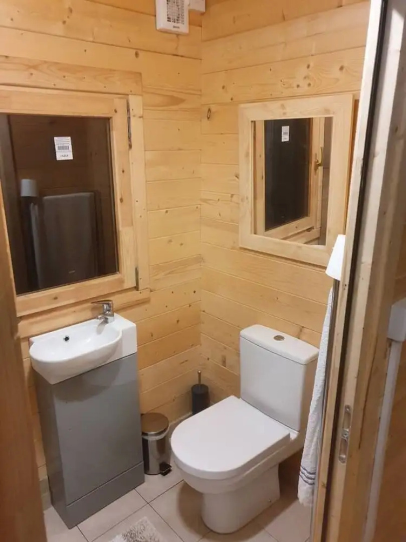 Log Cabin on the Lake - Sleeps 4 & Jacuzzi