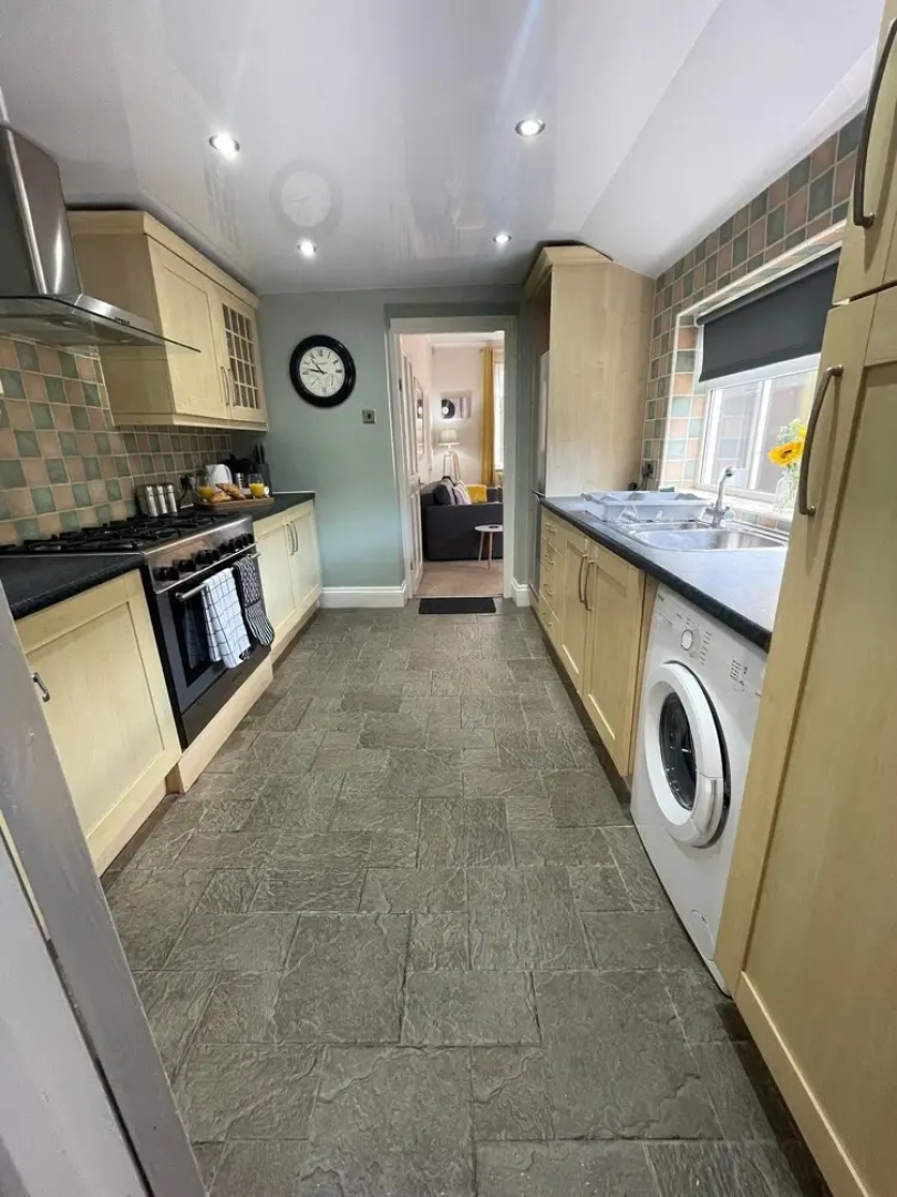 Lovely 3 Bedroom Apartment In Newcastle Upon Tyne With Free Parking