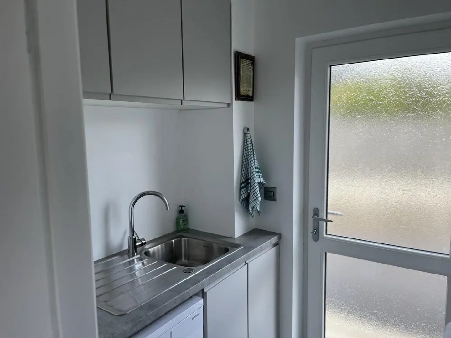 3 Bedrooms - 6 Guests - Fireplace - Near Beach