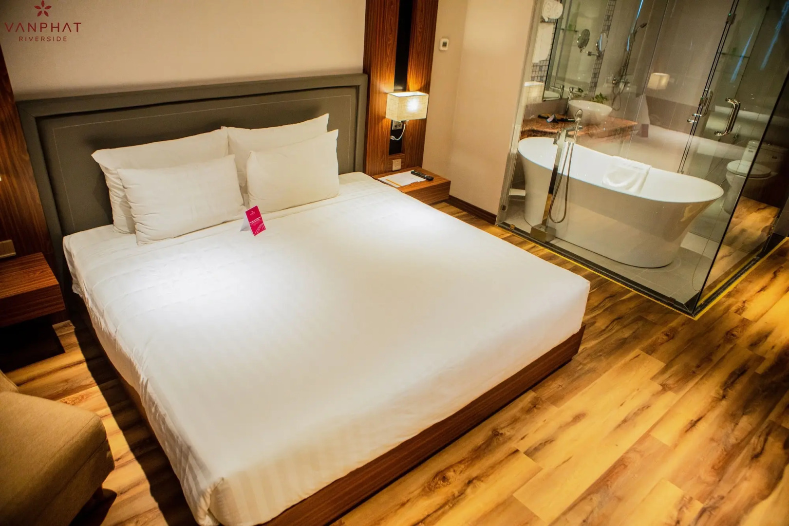 Van Phat Riverside Hotel