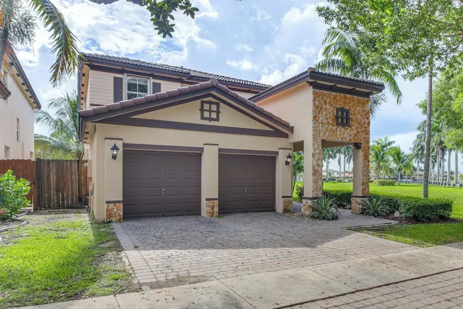 Yard w/ Lake View: Remote Working Hub in Homestead