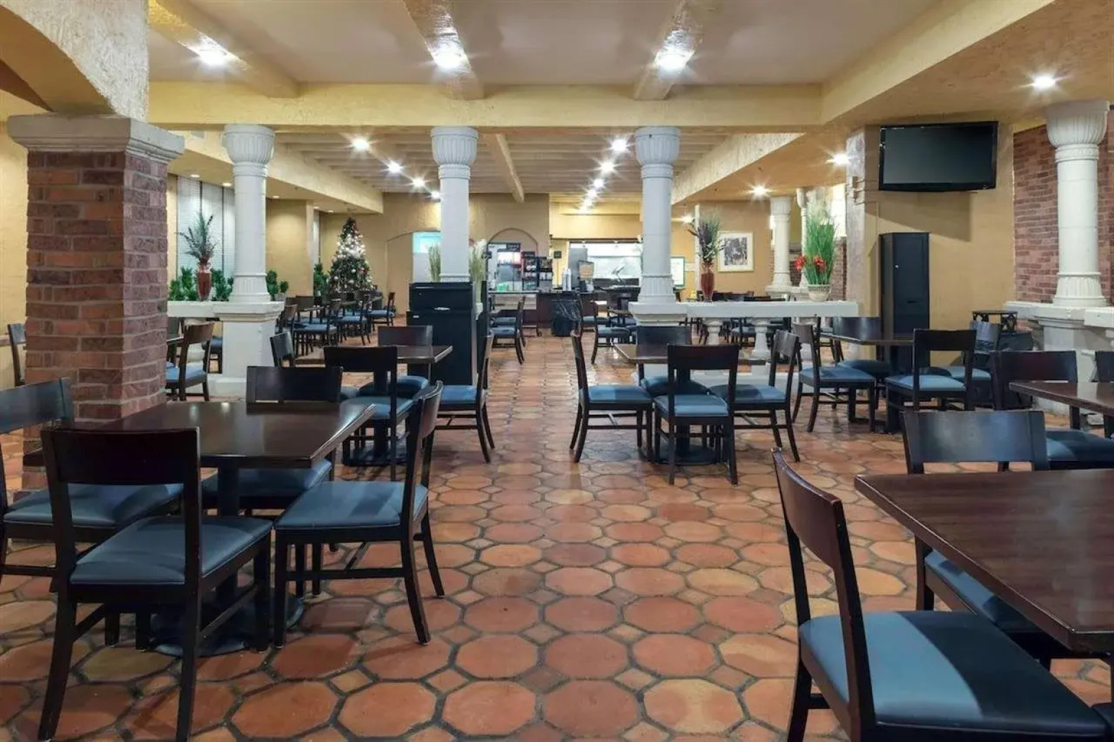 Embassy Suites Kansas City Plaza