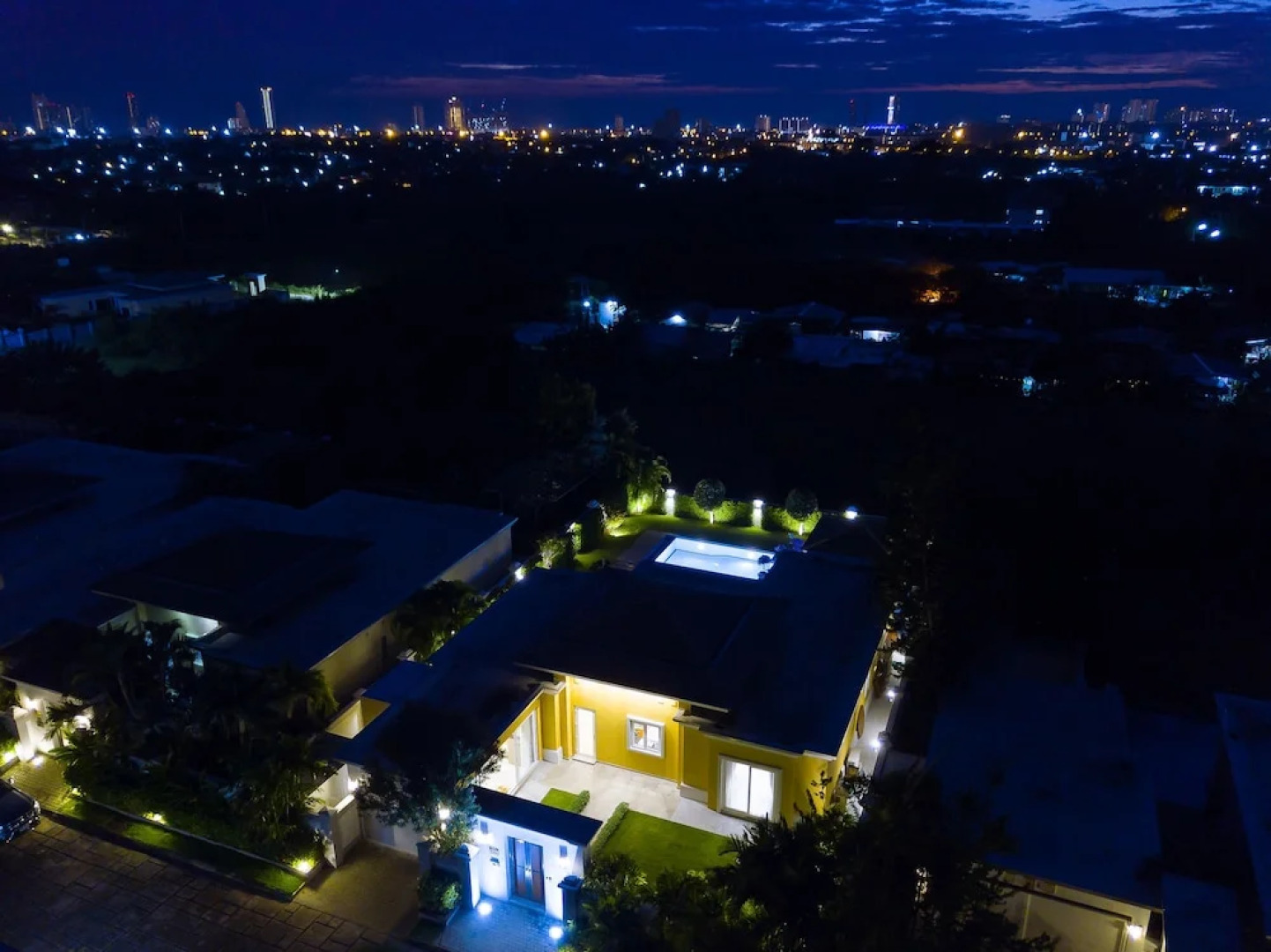 Luxury Pool Villa 604