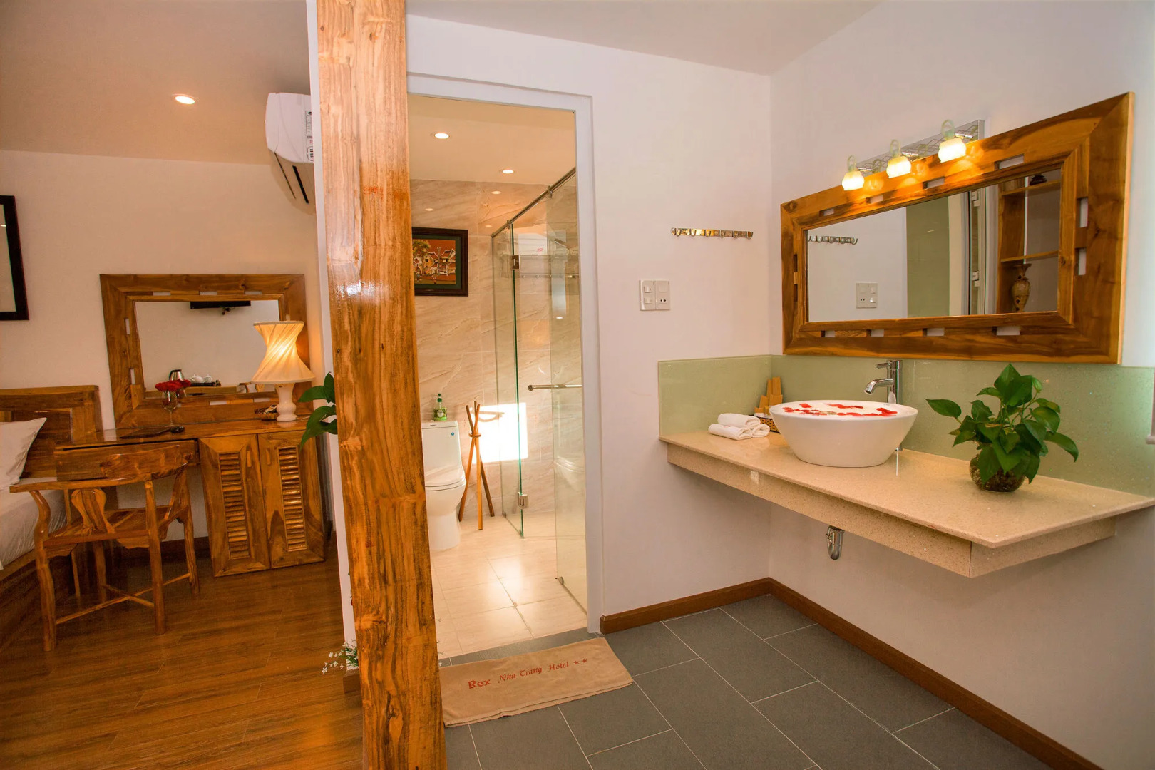 Rex Hotel and Apartment