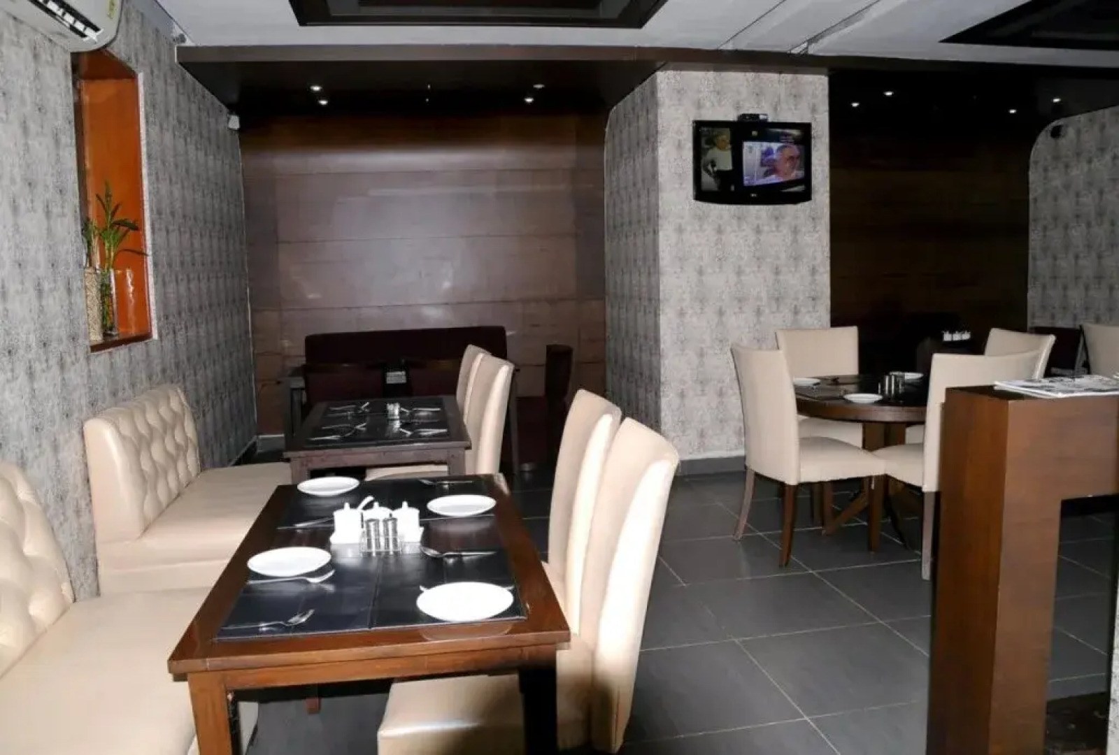 OYO 16006 Hotel Meedo's Grand