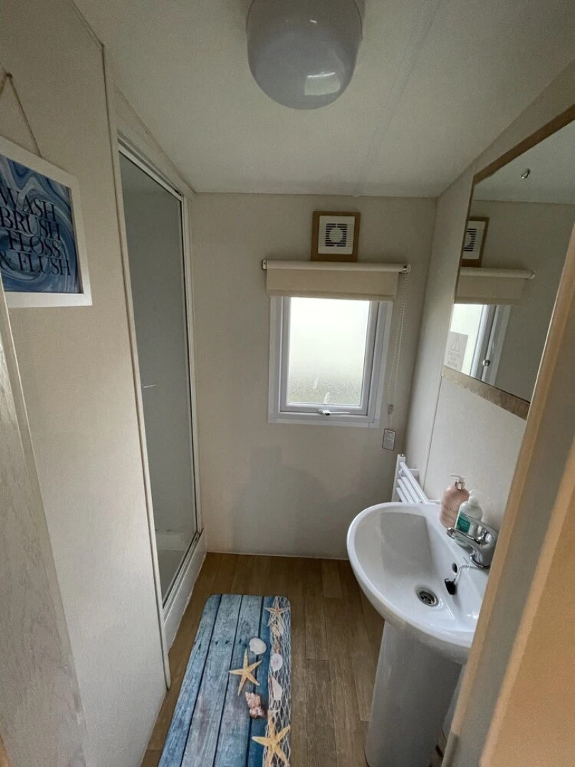 Caravan - Sleeps 10 - Pet Friendly - Parking