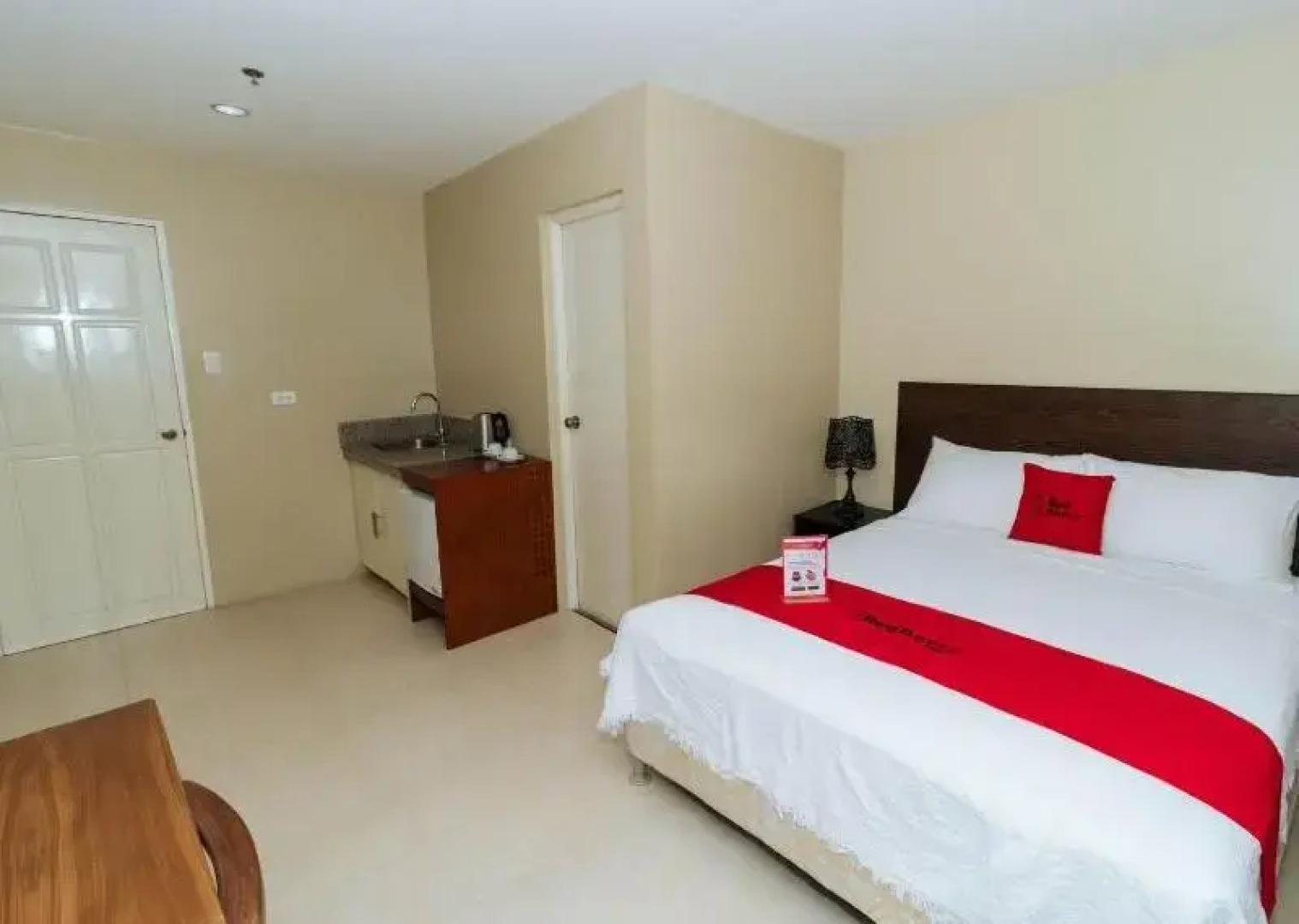 RedDoorz near Osmena Highway