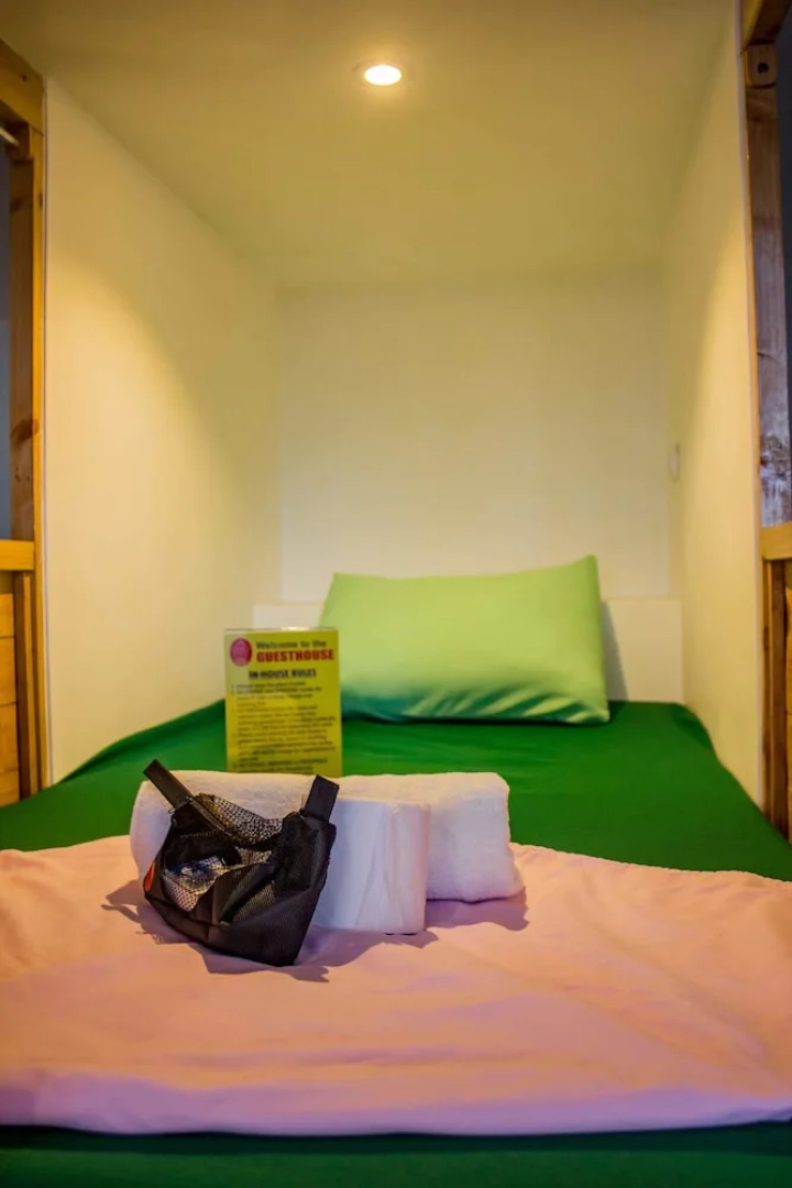 LUXS Capsule Hotel - Hostel - Adults Only
