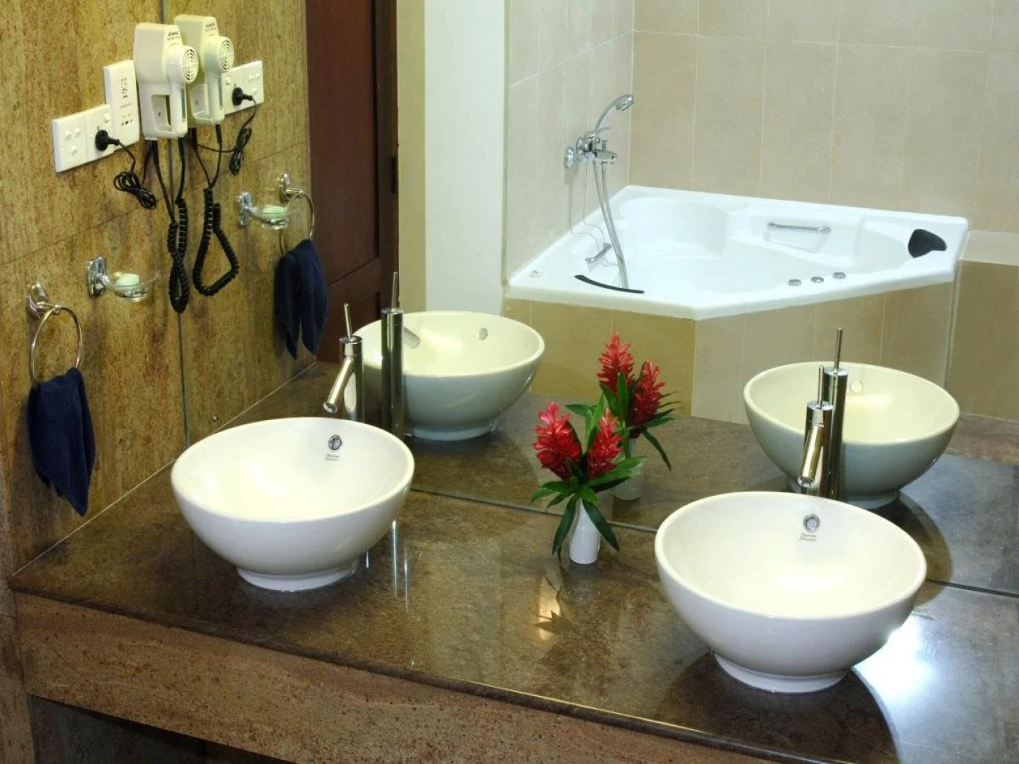 Hibiscus Beach Hotel And Villas