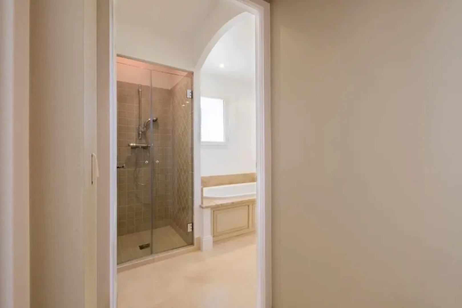 SERRENDY BIJOU de 280m2 au calme absolu avec piscine à débordement