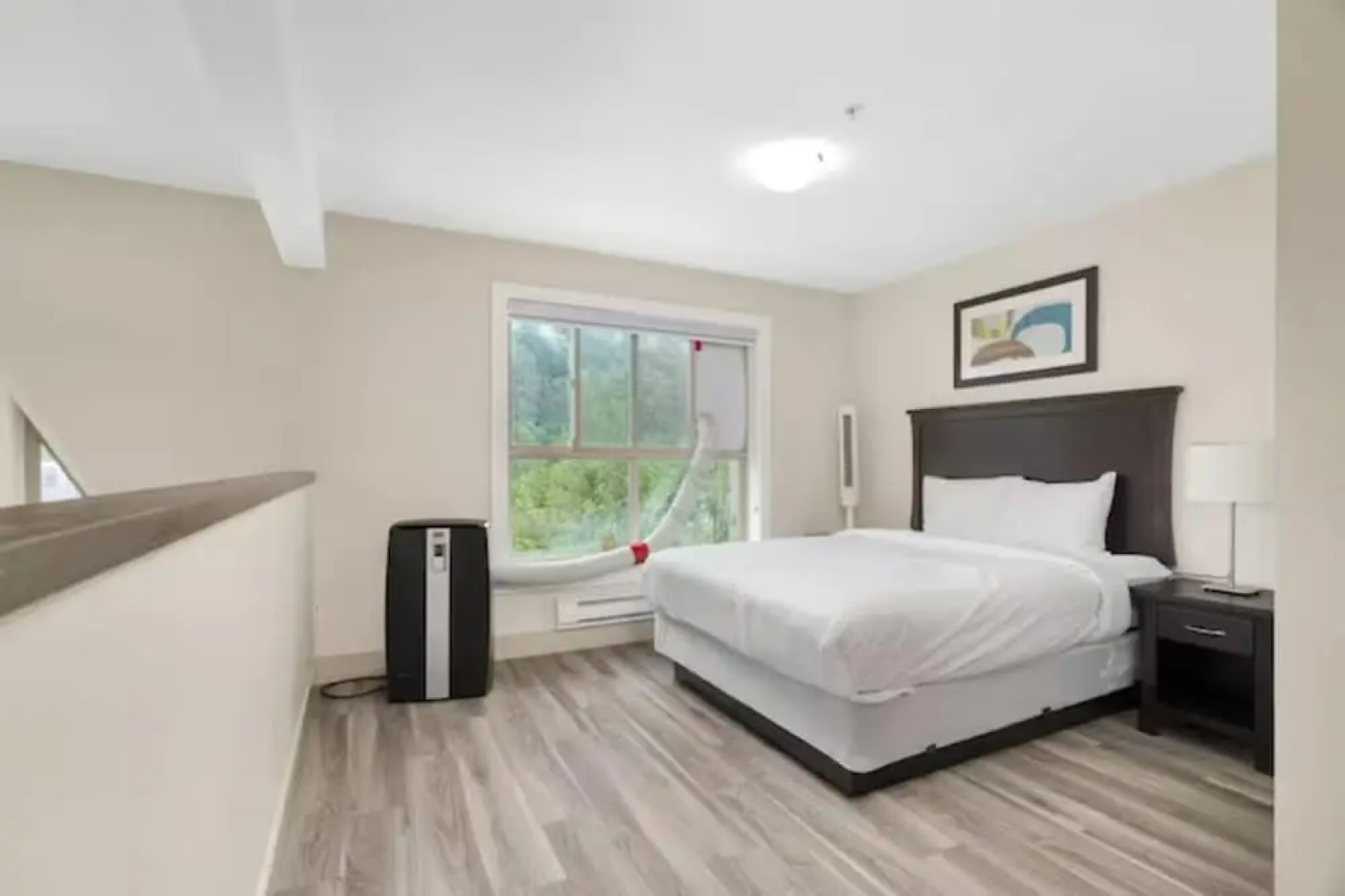 Modern 4BR Penthouse With Lake Views