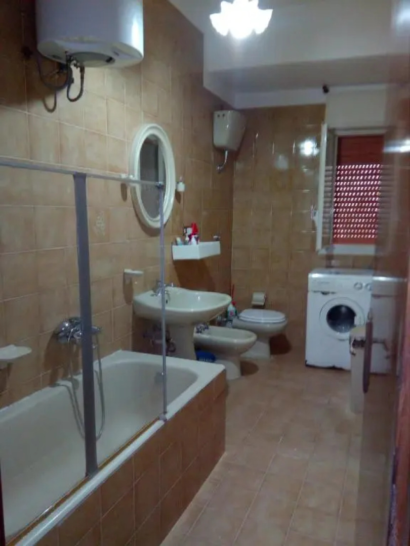 La piazza piccola alle spalle Del castello