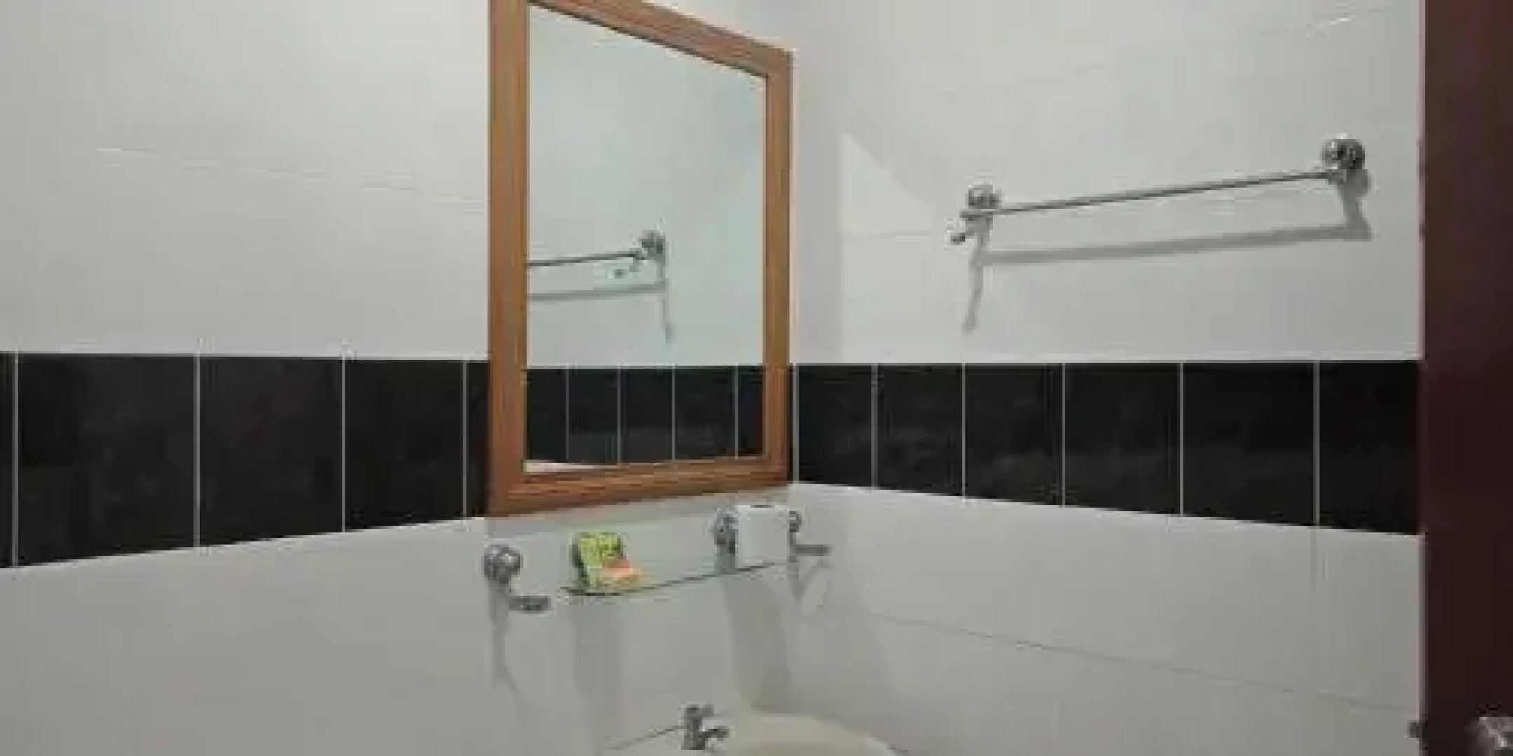 The Upper Deck Hotel