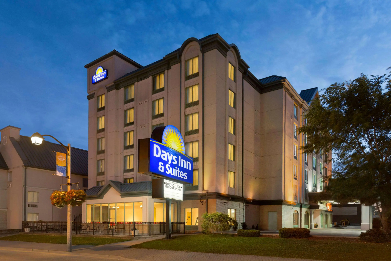 Days Inn & Suites by Wyndham Niagara Falls Centre St. By the Falls