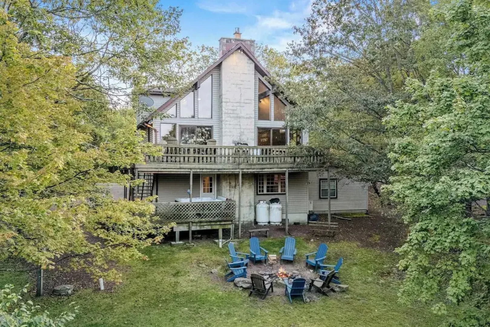 Sky View Chalet by Avantstay Stunning Interior, Spacious Deck, Hot Tub, & View