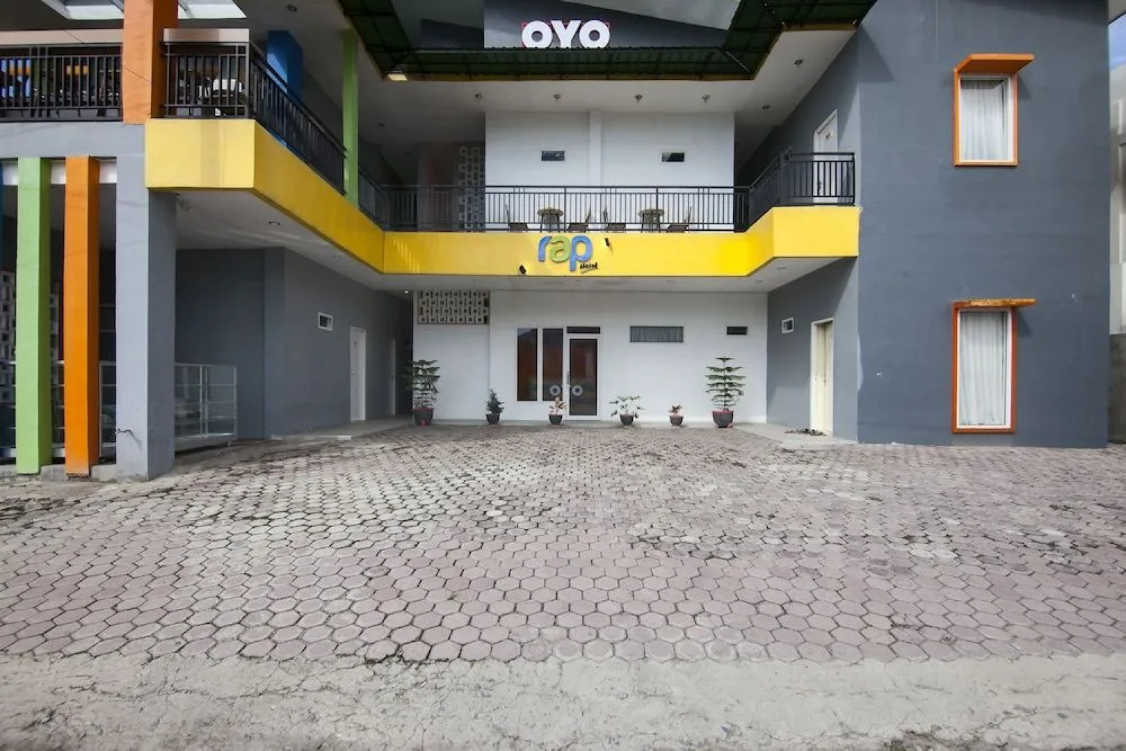 OYO 1095 Rap Hotel