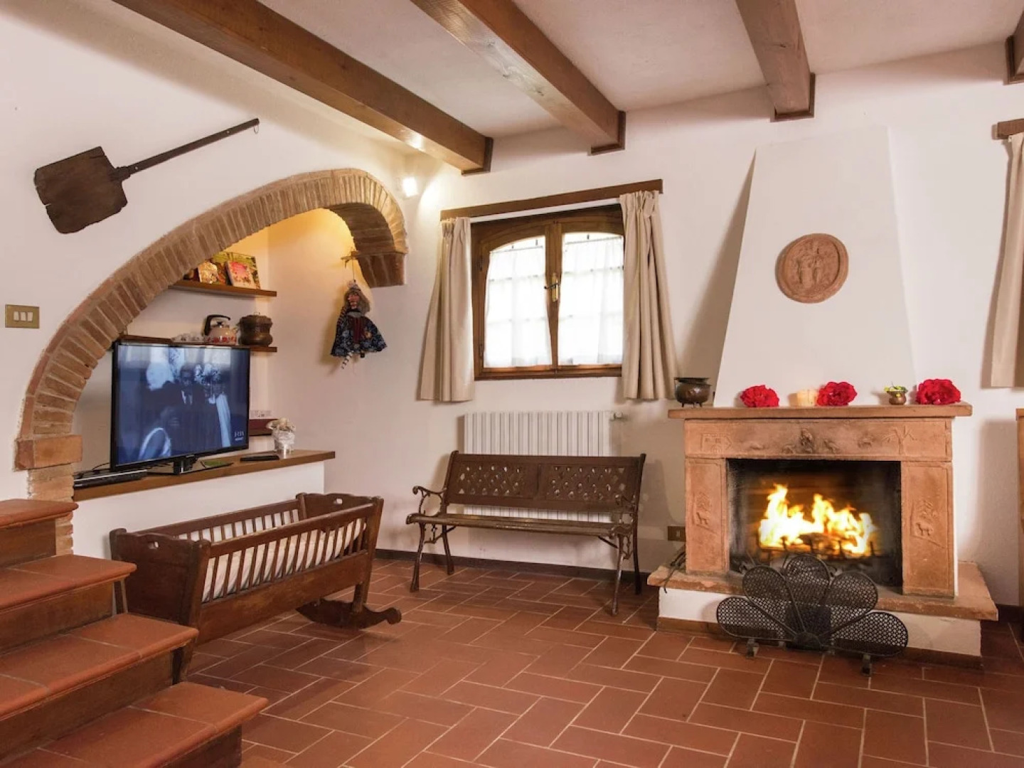 Spacious Villa in Monte San Savino with Swimming Pool