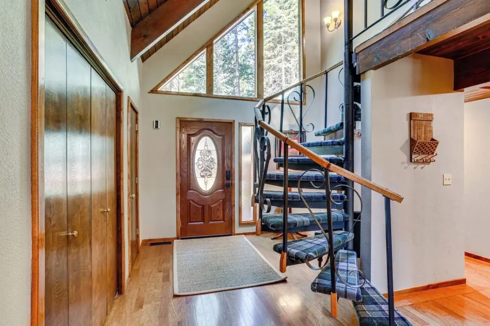 Spacious Retreat w/ Backyard: 1 Mi to Lake Almanor