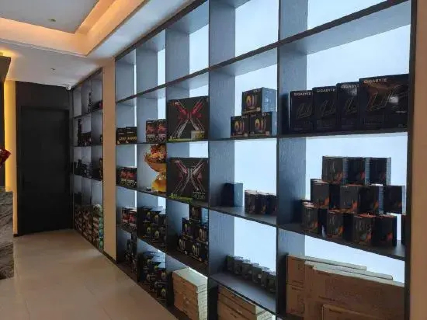 AITE E-sports Hotel (Gushi Xinhe Century City Shopping Plaza)