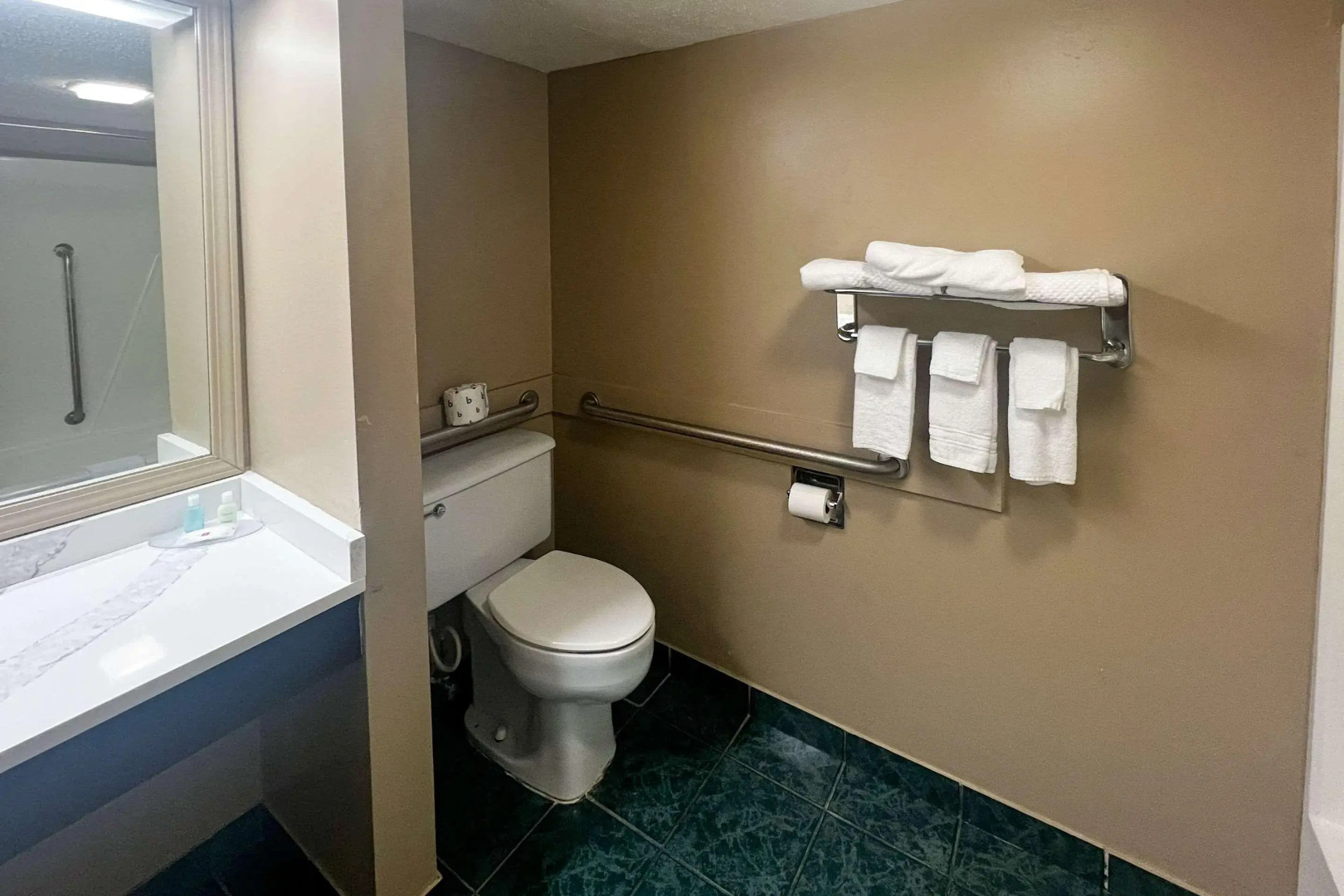 Days Inn & Suites by Wyndham Norton Shores/Muskegon