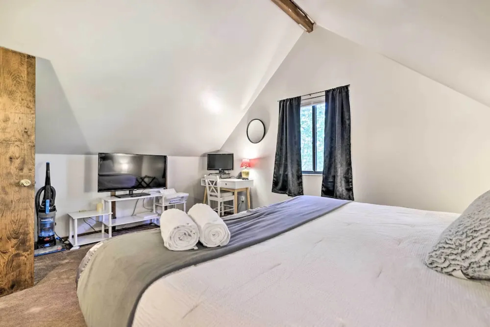 Walk to Lake: Game Room Getaway in Pocono Summit!