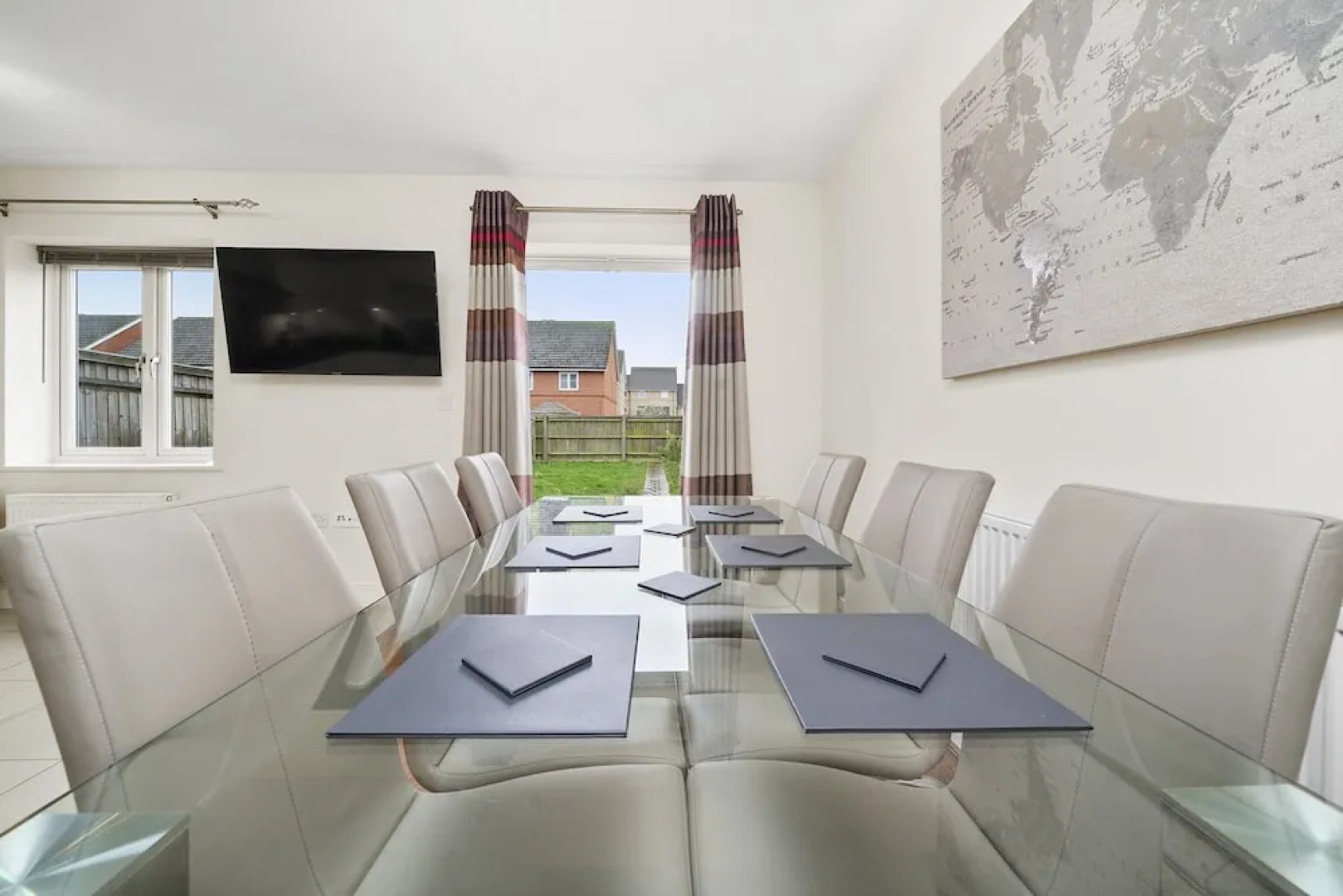 London Heathrow Living Serviced House 4 Bedrooms, 2.5 Bathrooms Up to 9 Beds