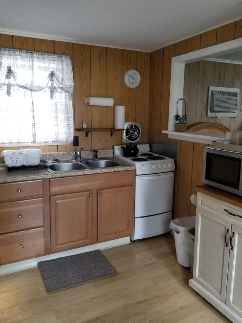 Hills Motor Court & Marina