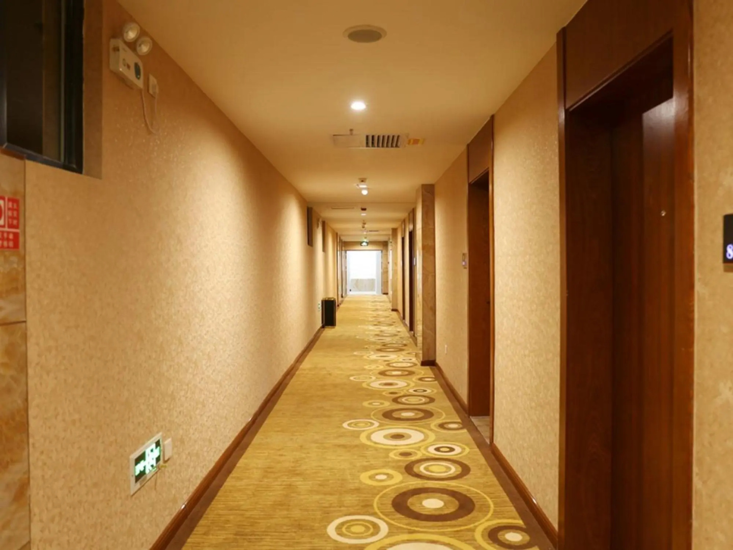 Super 8 by Wyndham Hetian Tuan Jie Square