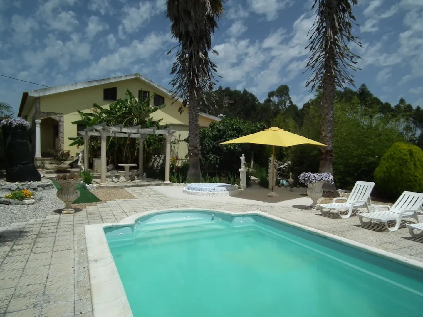 80s RetroStyle Villa