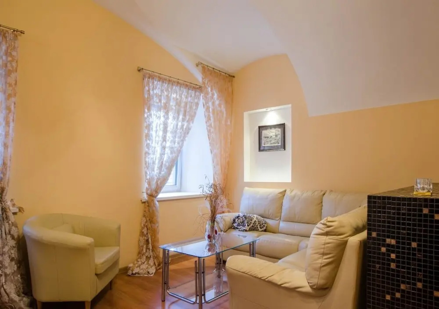 Emperoom Near Summer Garden Apartments