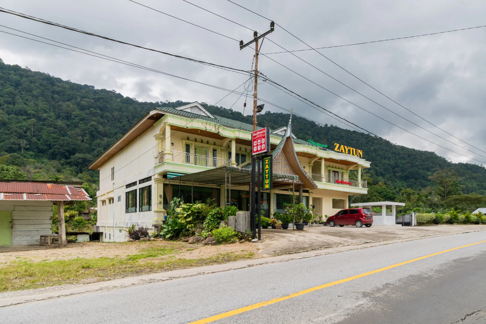 RedDoorz Syariah Near Hot Water Boom Solok Selatan