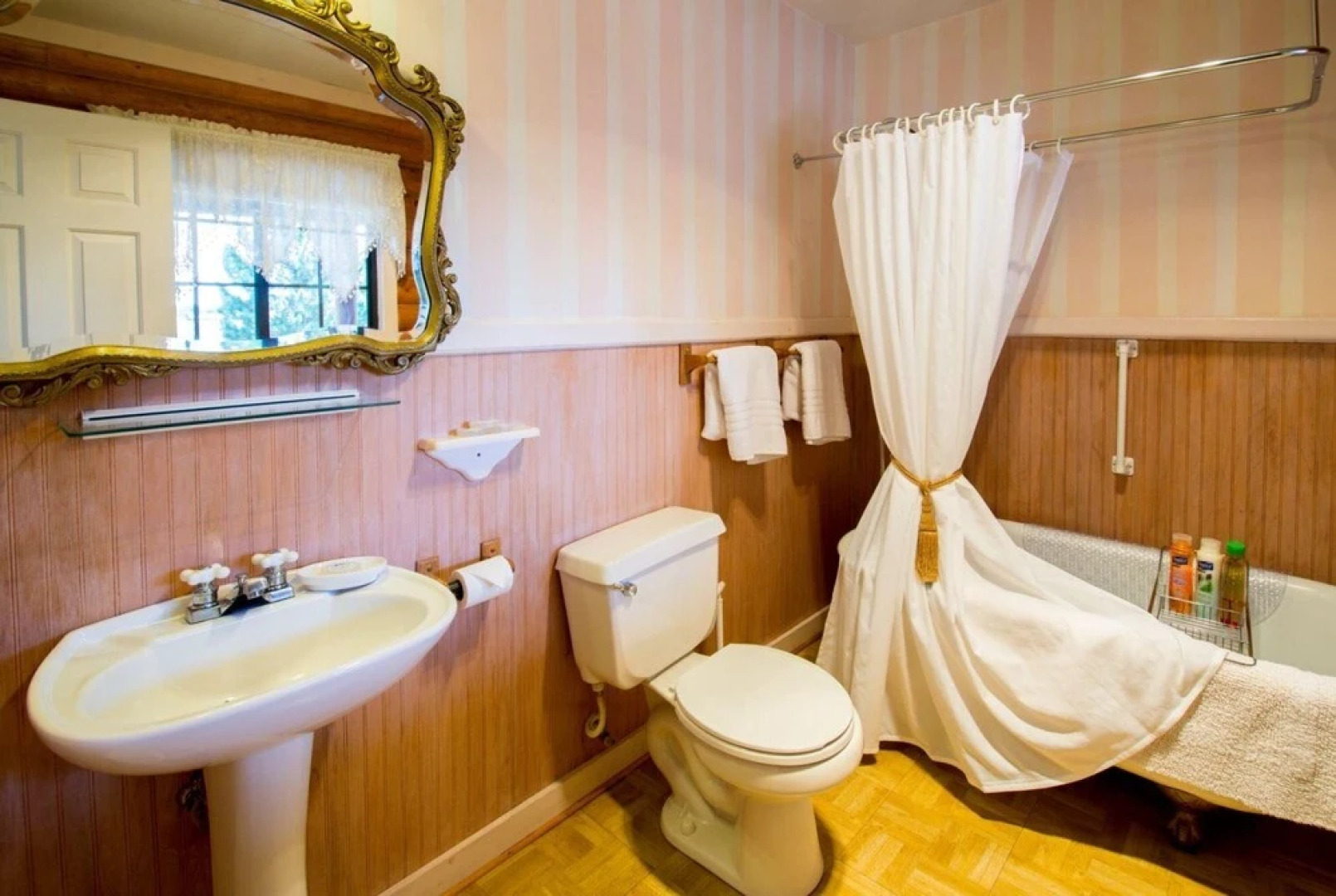 Quarter Horse Inn / Heather Room