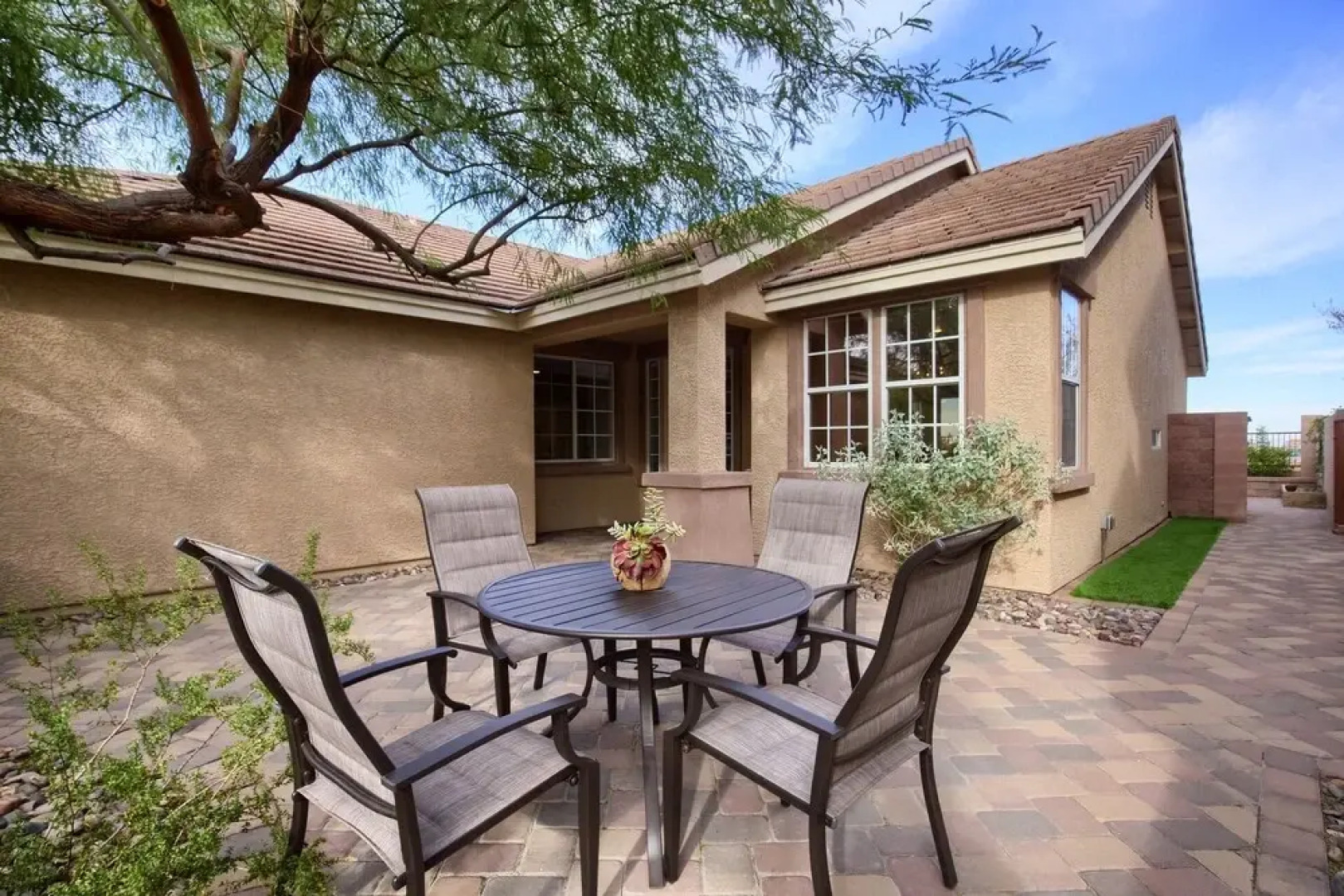 Nevada Elegance Newly Upgraded, 20 min From Strip!