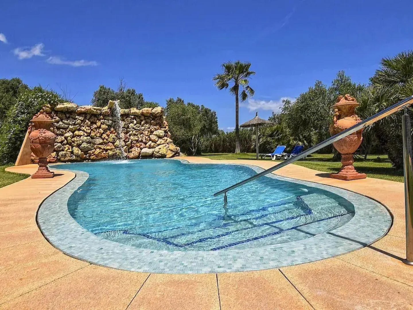 Luxurious Villa Perfect for Large Families, Near the Beach